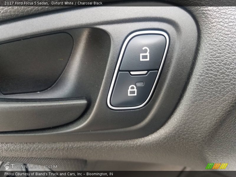 Oxford White / Charcoal Black 2017 Ford Focus S Sedan
