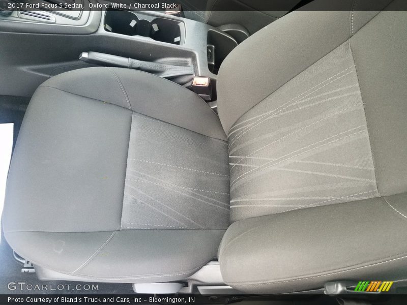 Oxford White / Charcoal Black 2017 Ford Focus S Sedan