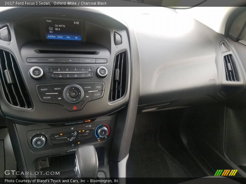Oxford White / Charcoal Black 2017 Ford Focus S Sedan
