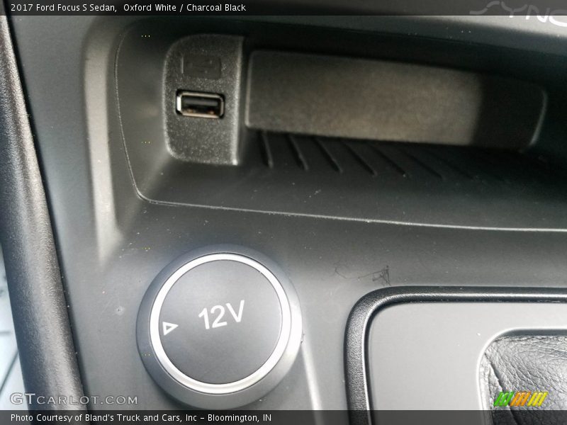 Oxford White / Charcoal Black 2017 Ford Focus S Sedan