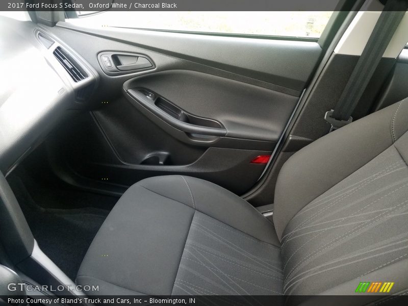 Oxford White / Charcoal Black 2017 Ford Focus S Sedan