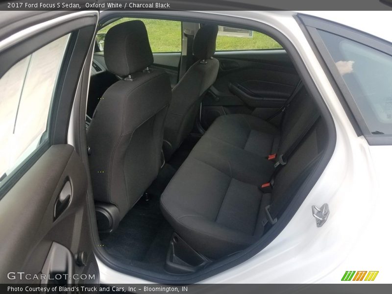Oxford White / Charcoal Black 2017 Ford Focus S Sedan