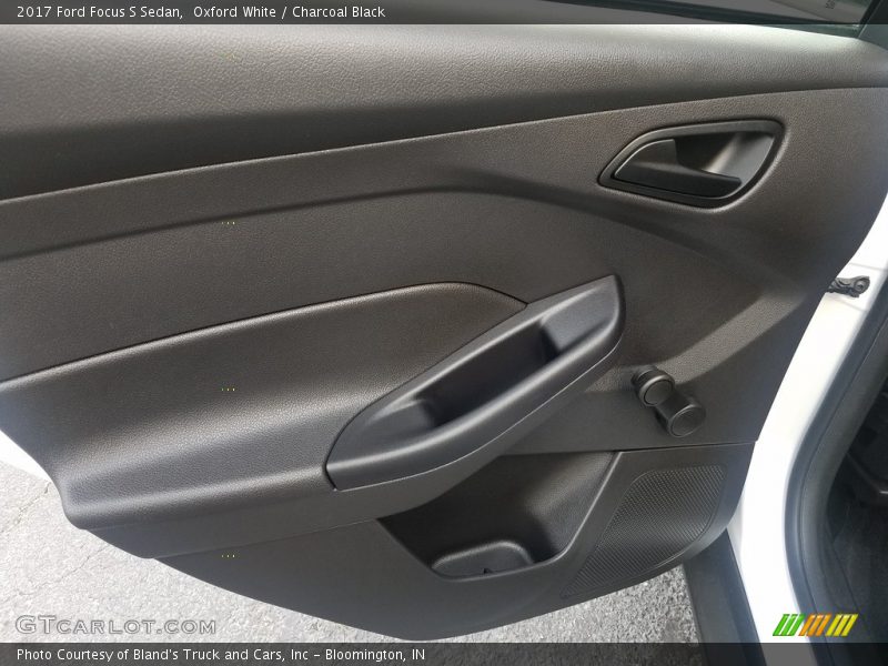 Oxford White / Charcoal Black 2017 Ford Focus S Sedan