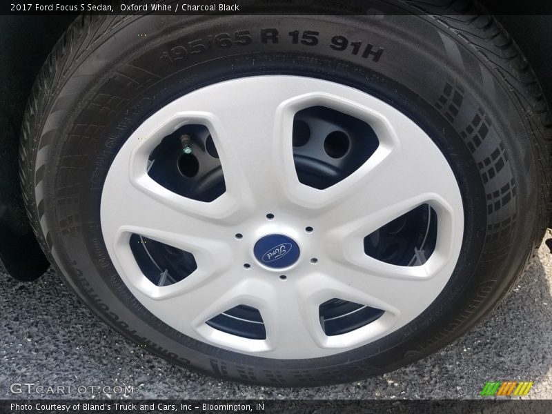 Oxford White / Charcoal Black 2017 Ford Focus S Sedan