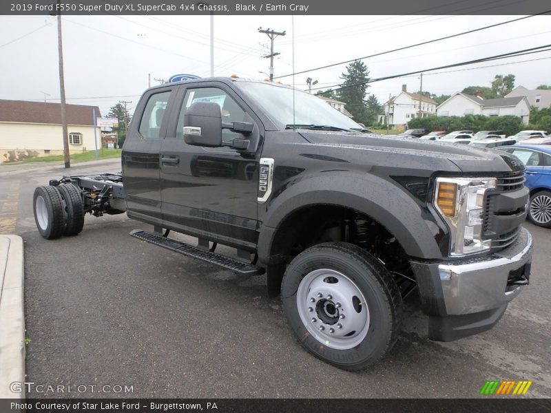 Front 3/4 View of 2019 F550 Super Duty XL SuperCab 4x4 Chassis