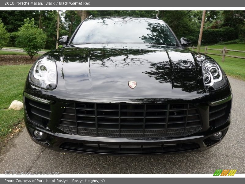 Black / Black/Garnet Red 2018 Porsche Macan