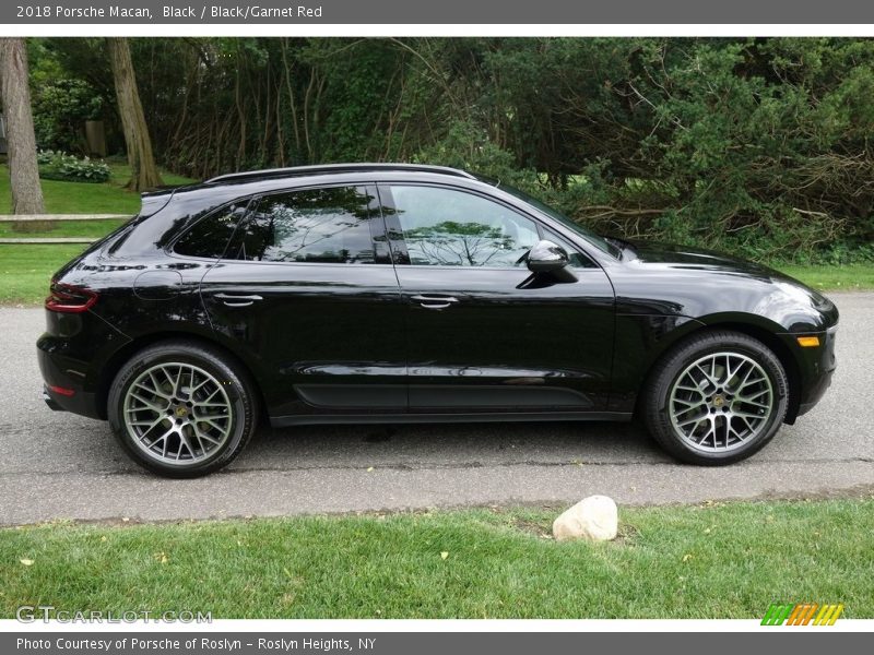 Black / Black/Garnet Red 2018 Porsche Macan