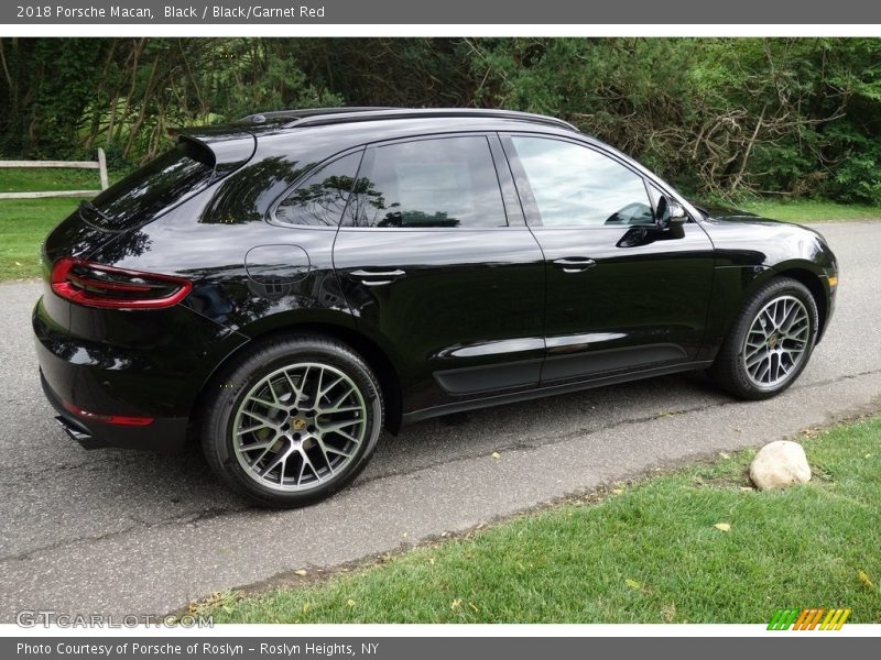Black / Black/Garnet Red 2018 Porsche Macan