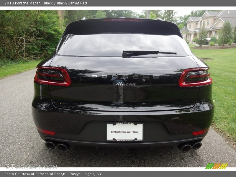 Black / Black/Garnet Red 2018 Porsche Macan