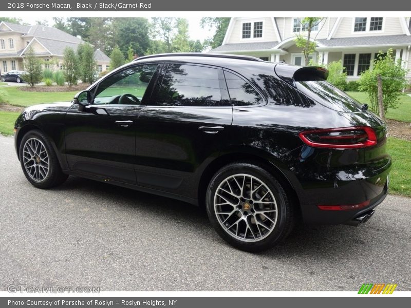 Black / Black/Garnet Red 2018 Porsche Macan