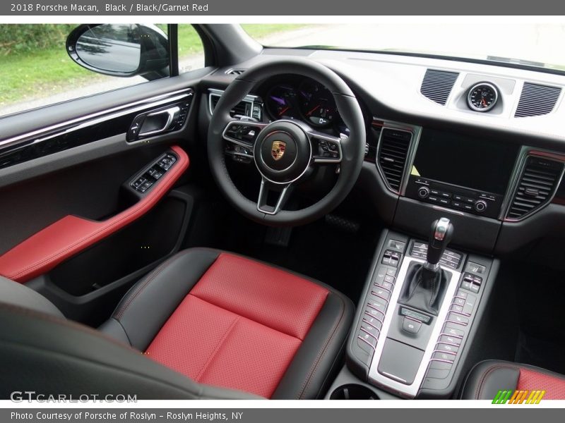 Black / Black/Garnet Red 2018 Porsche Macan