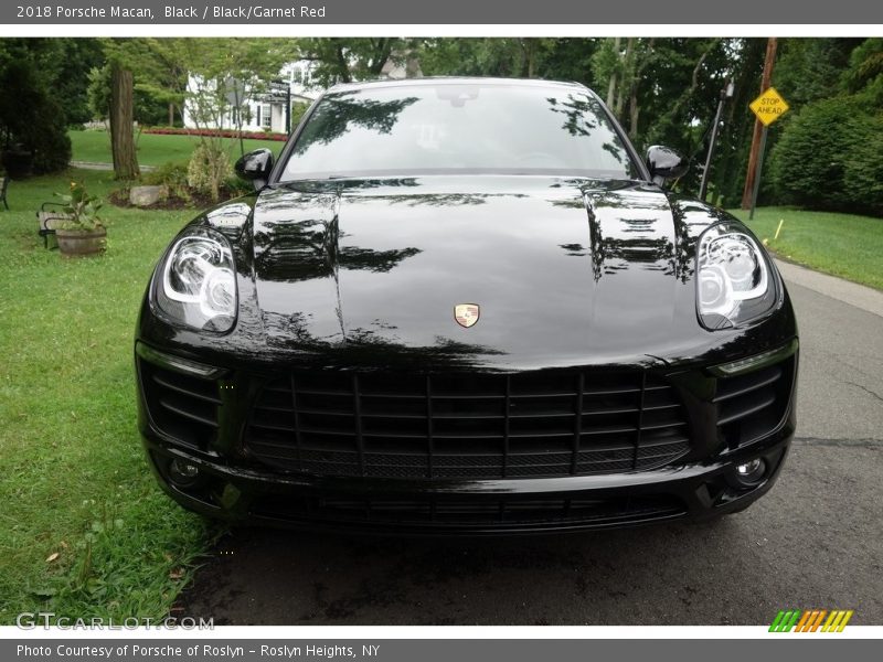 Black / Black/Garnet Red 2018 Porsche Macan