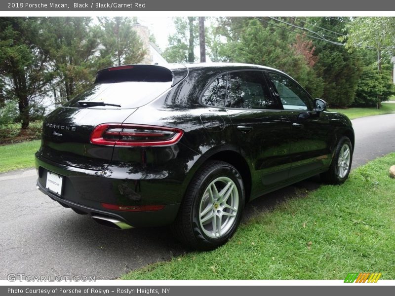 Black / Black/Garnet Red 2018 Porsche Macan