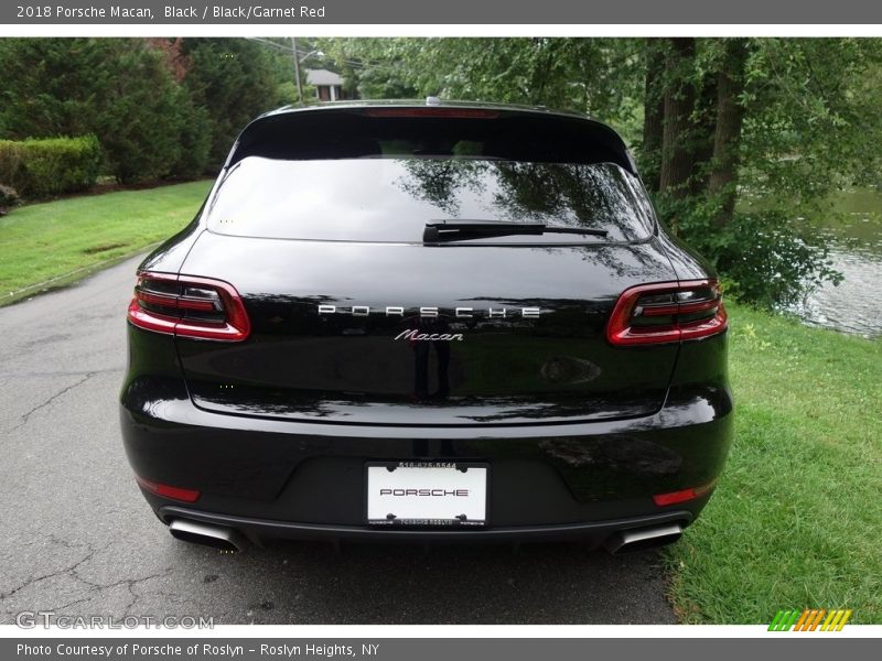 Black / Black/Garnet Red 2018 Porsche Macan