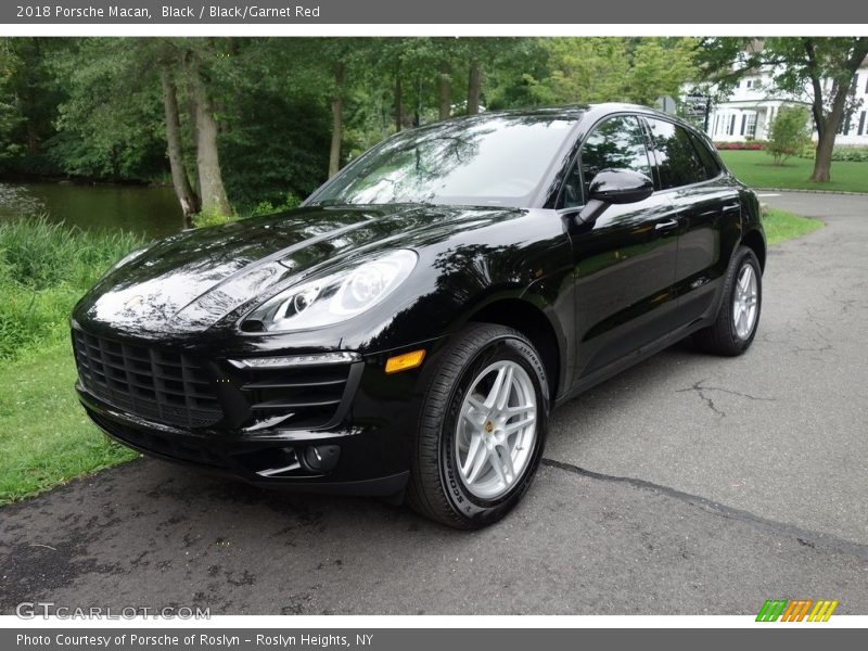 Front 3/4 View of 2018 Macan 