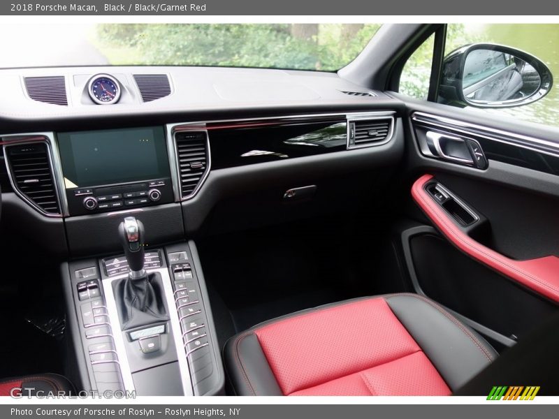 Black / Black/Garnet Red 2018 Porsche Macan