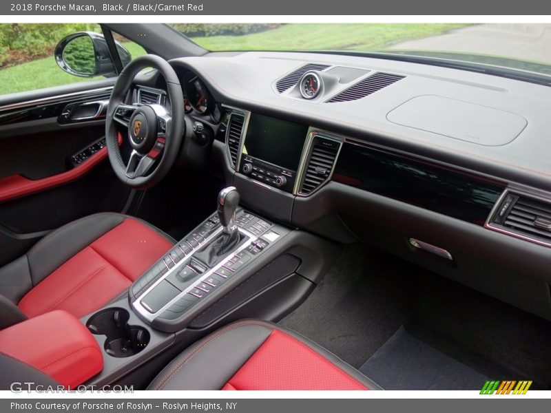 Black / Black/Garnet Red 2018 Porsche Macan