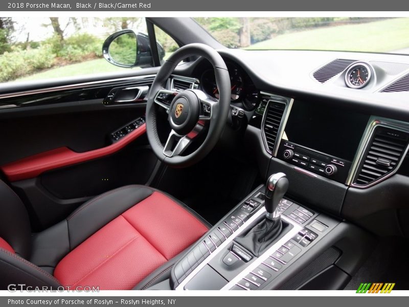 Black / Black/Garnet Red 2018 Porsche Macan