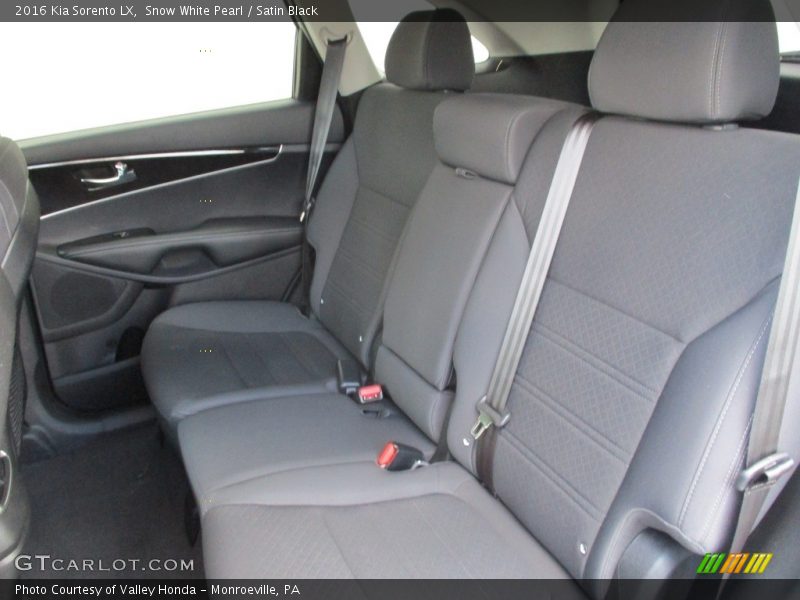 Snow White Pearl / Satin Black 2016 Kia Sorento LX