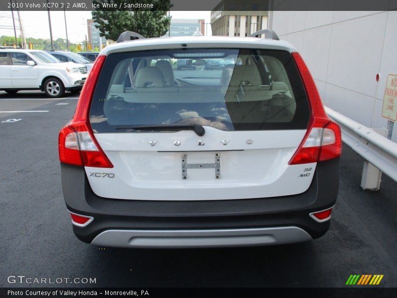 Ice White / Sandstone 2010 Volvo XC70 3.2 AWD