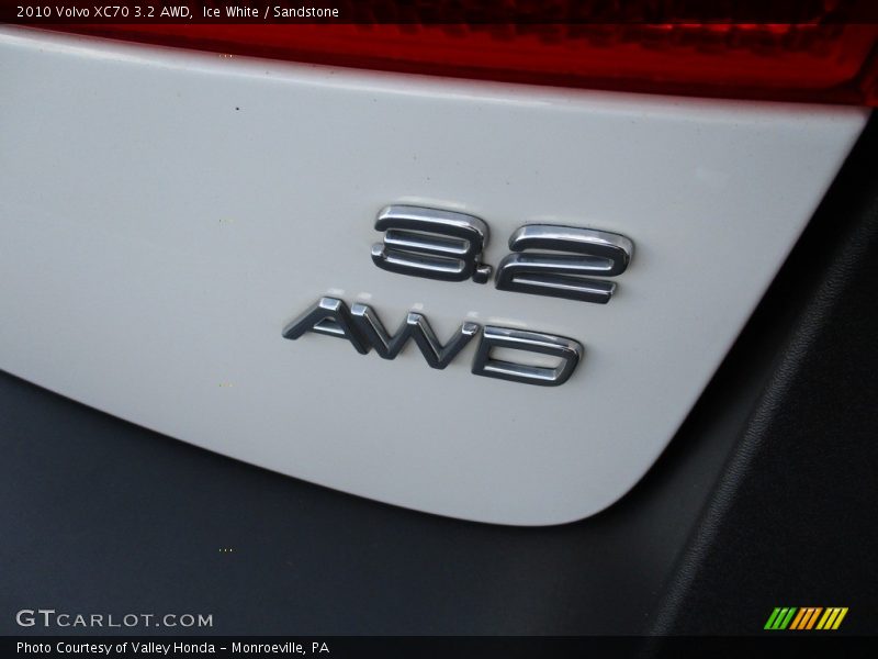 Ice White / Sandstone 2010 Volvo XC70 3.2 AWD