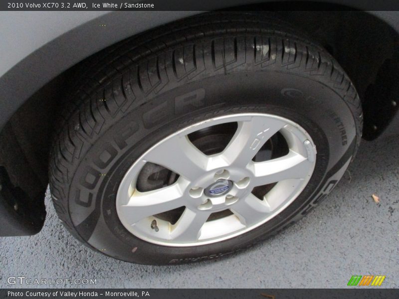 Ice White / Sandstone 2010 Volvo XC70 3.2 AWD