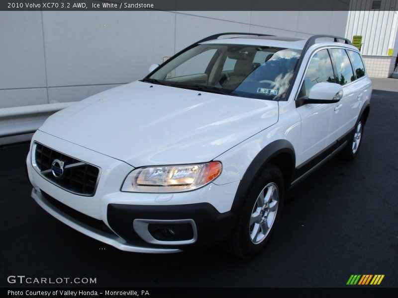 Ice White / Sandstone 2010 Volvo XC70 3.2 AWD