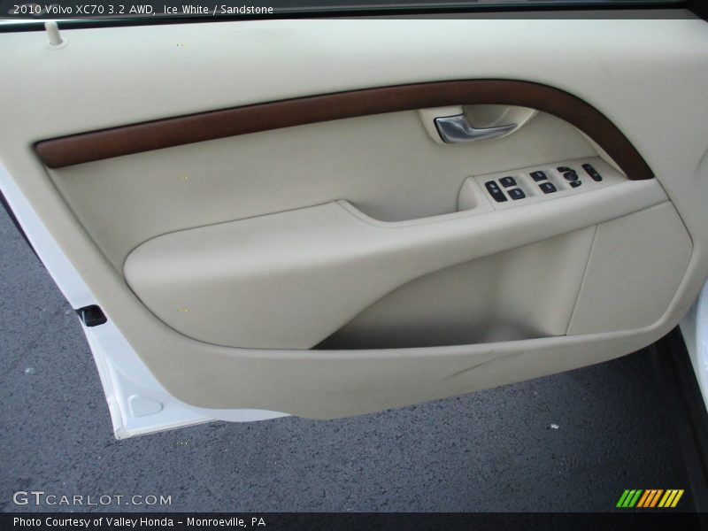Ice White / Sandstone 2010 Volvo XC70 3.2 AWD