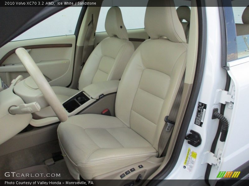 Ice White / Sandstone 2010 Volvo XC70 3.2 AWD
