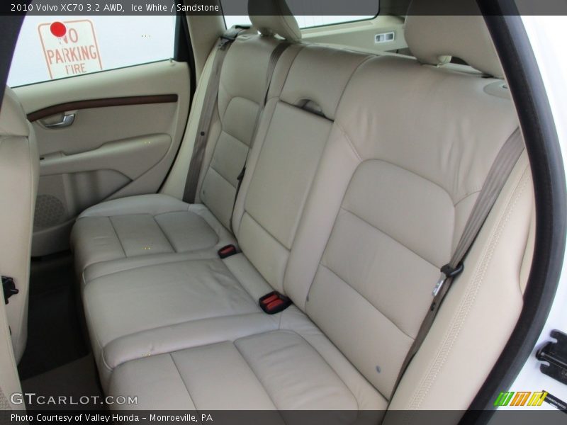 Ice White / Sandstone 2010 Volvo XC70 3.2 AWD