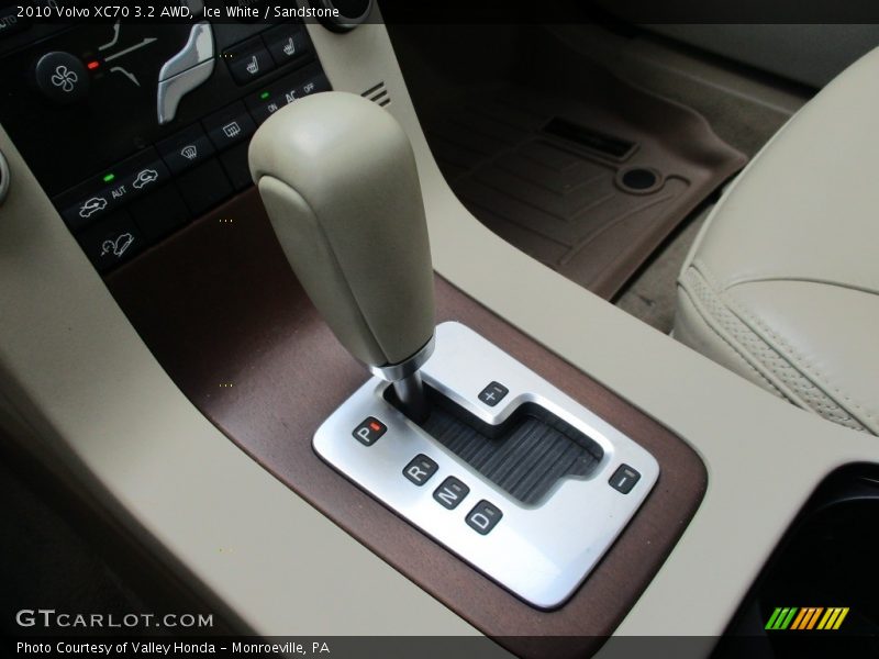 Ice White / Sandstone 2010 Volvo XC70 3.2 AWD