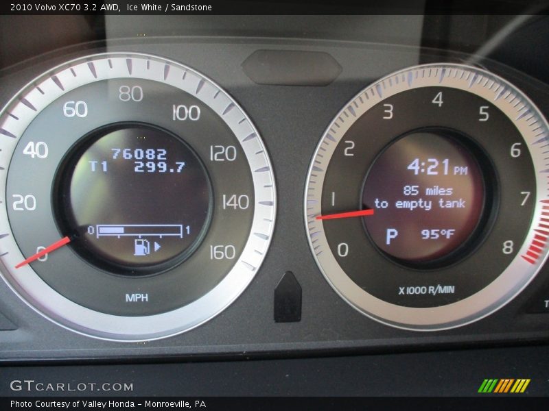 Ice White / Sandstone 2010 Volvo XC70 3.2 AWD