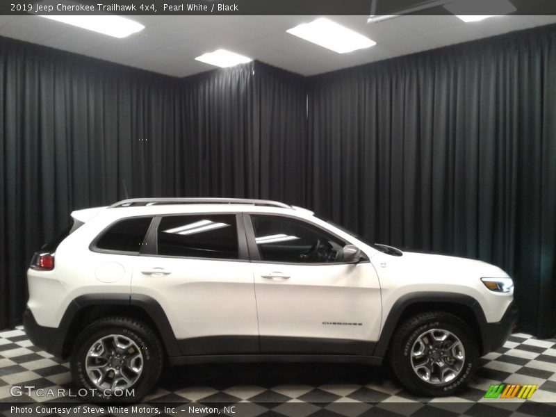 Pearl White / Black 2019 Jeep Cherokee Trailhawk 4x4