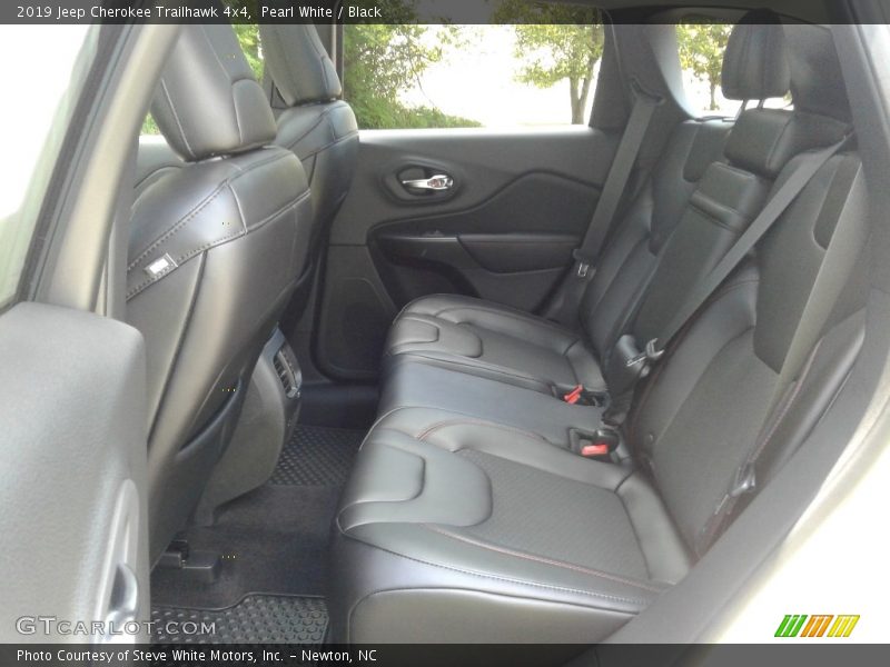 Pearl White / Black 2019 Jeep Cherokee Trailhawk 4x4