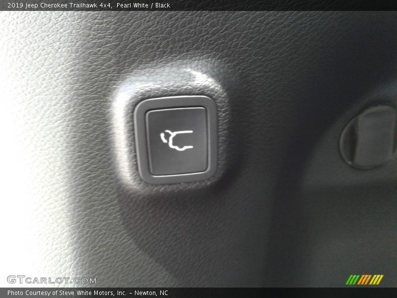 Pearl White / Black 2019 Jeep Cherokee Trailhawk 4x4