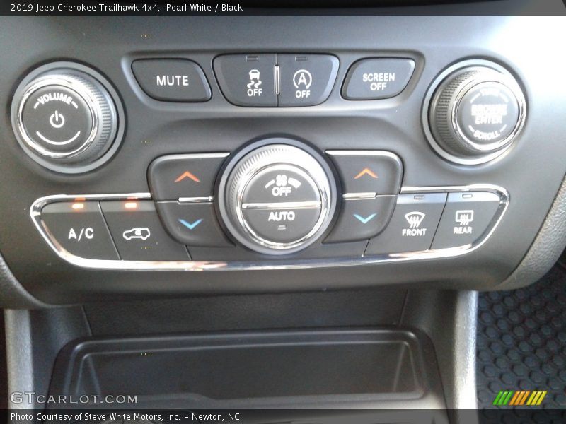 Pearl White / Black 2019 Jeep Cherokee Trailhawk 4x4