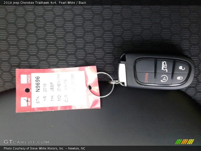 Pearl White / Black 2019 Jeep Cherokee Trailhawk 4x4