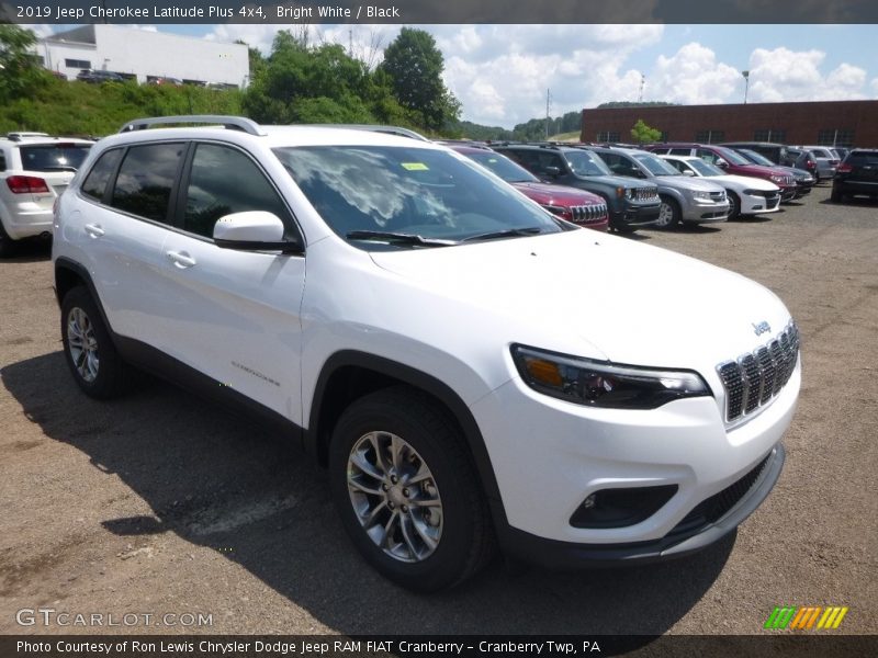 Front 3/4 View of 2019 Cherokee Latitude Plus 4x4