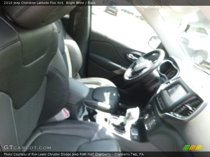 Bright White / Black 2019 Jeep Cherokee Latitude Plus 4x4