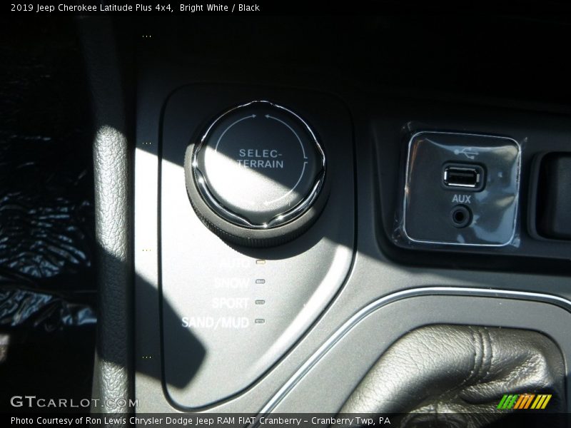 Bright White / Black 2019 Jeep Cherokee Latitude Plus 4x4