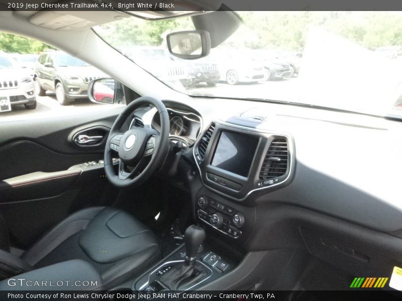 Bright White / Black 2019 Jeep Cherokee Trailhawk 4x4
