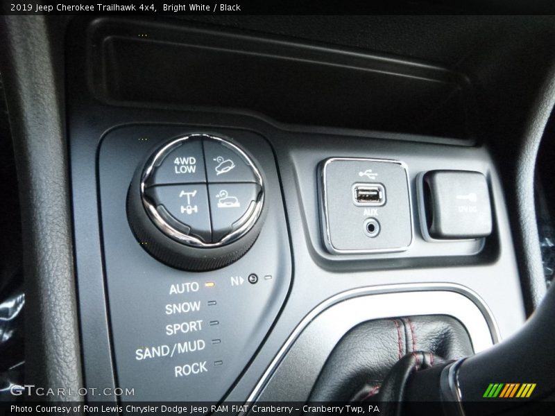 Bright White / Black 2019 Jeep Cherokee Trailhawk 4x4