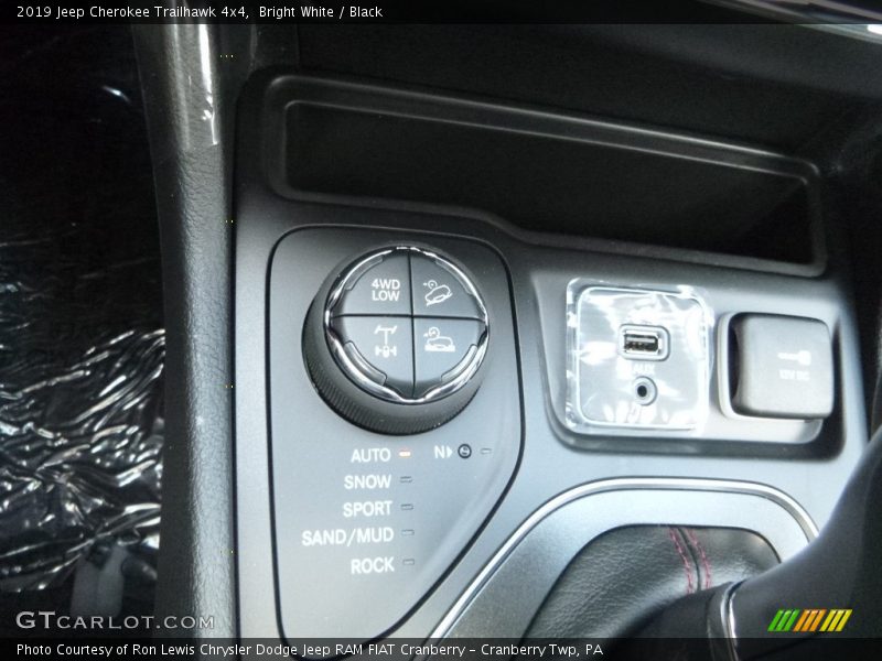 Bright White / Black 2019 Jeep Cherokee Trailhawk 4x4