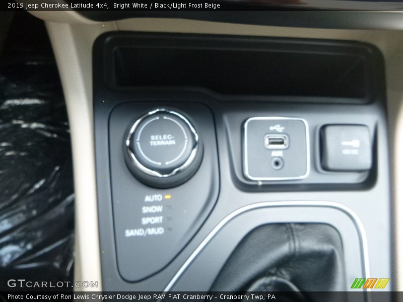 Bright White / Black/Light Frost Beige 2019 Jeep Cherokee Latitude 4x4