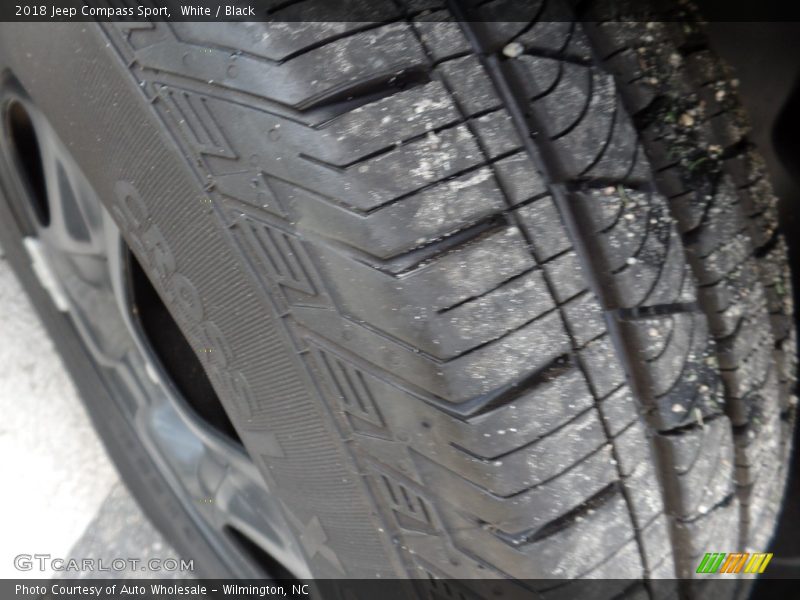 White / Black 2018 Jeep Compass Sport