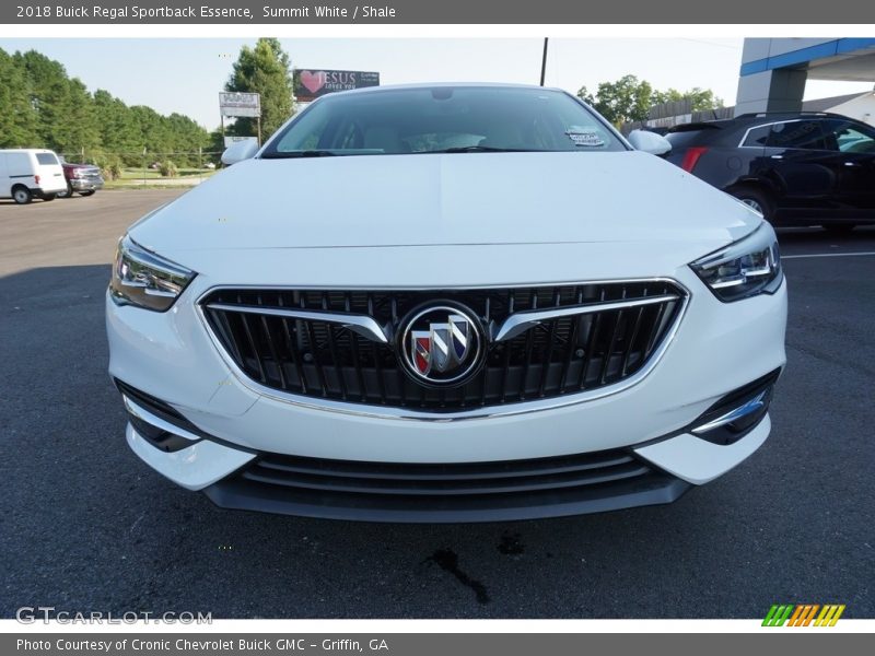 Summit White / Shale 2018 Buick Regal Sportback Essence