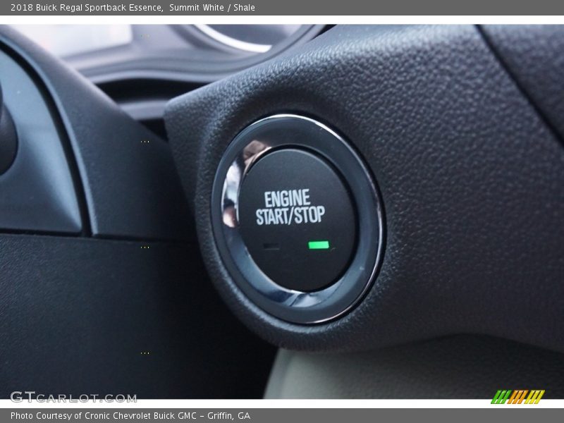 Summit White / Shale 2018 Buick Regal Sportback Essence