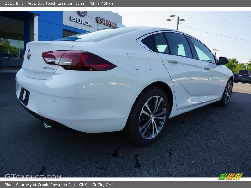 Summit White / Shale 2018 Buick Regal Sportback Essence