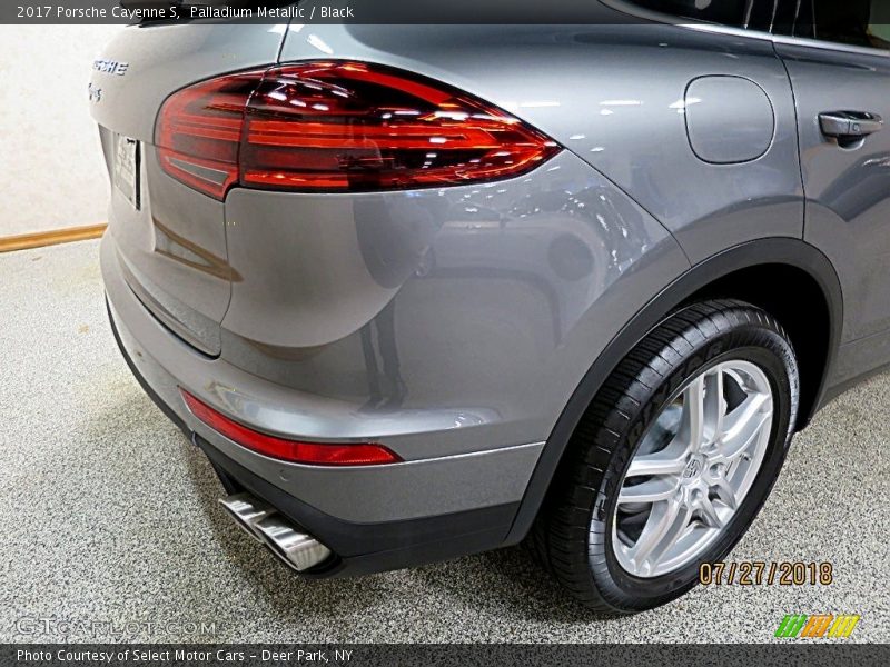 Palladium Metallic / Black 2017 Porsche Cayenne S