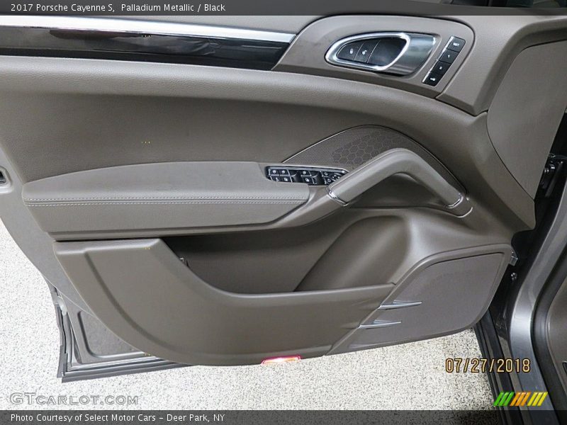 Palladium Metallic / Black 2017 Porsche Cayenne S